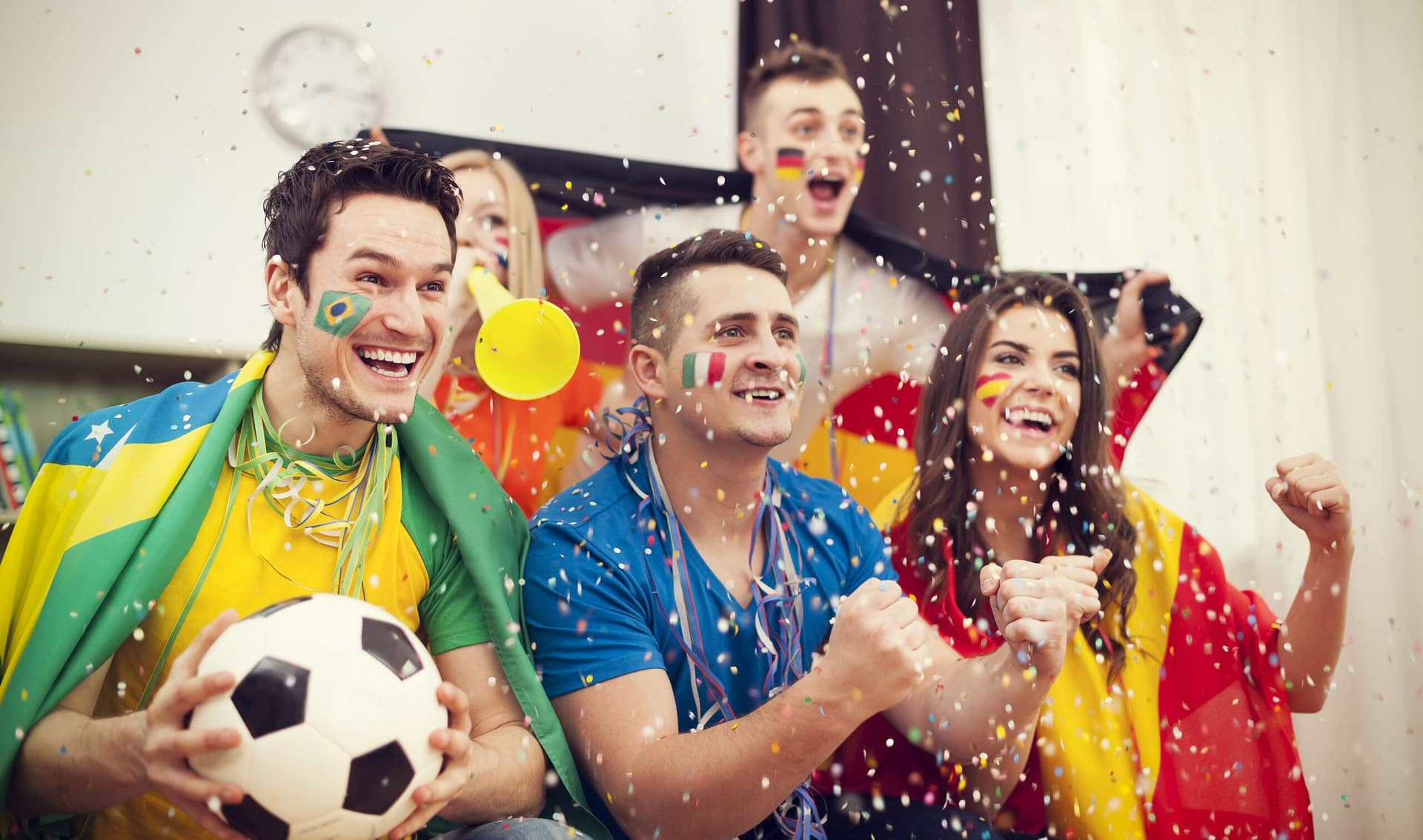Pessoas vários países torcendo na copa. Foto: gpointstudio